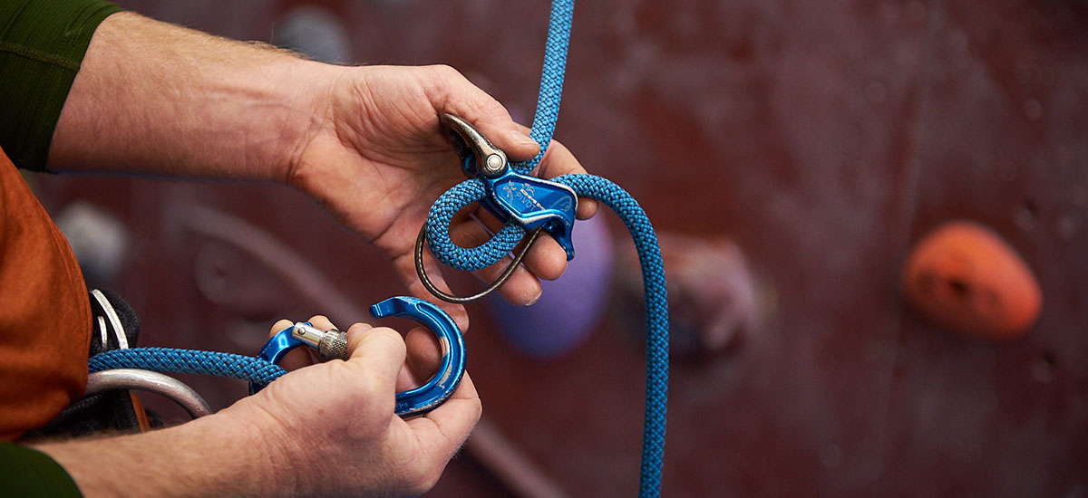 hands handle a rope